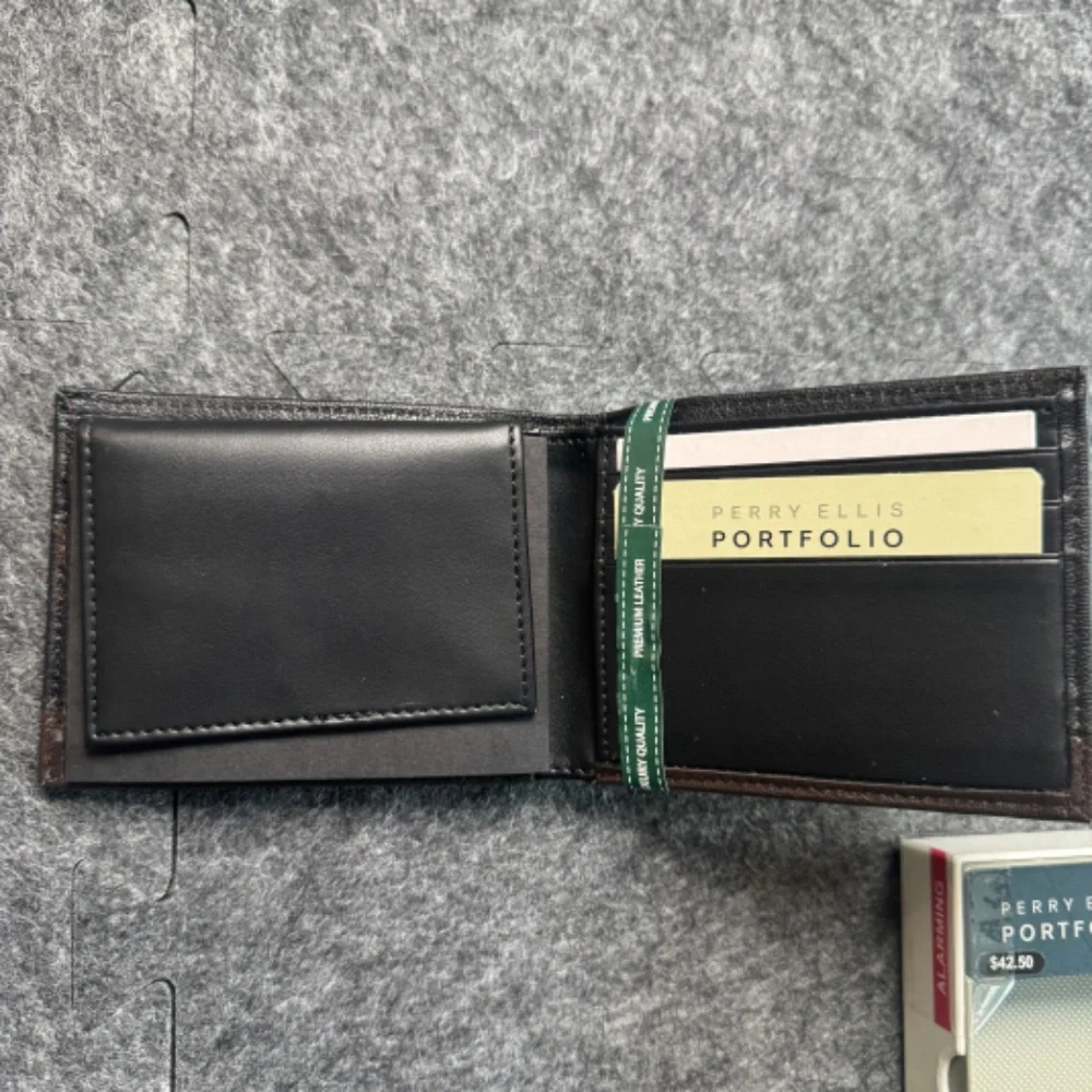 Perry Ellis Portfolio Bifold Passcase Leather Men's Wallet Removable ID Holder